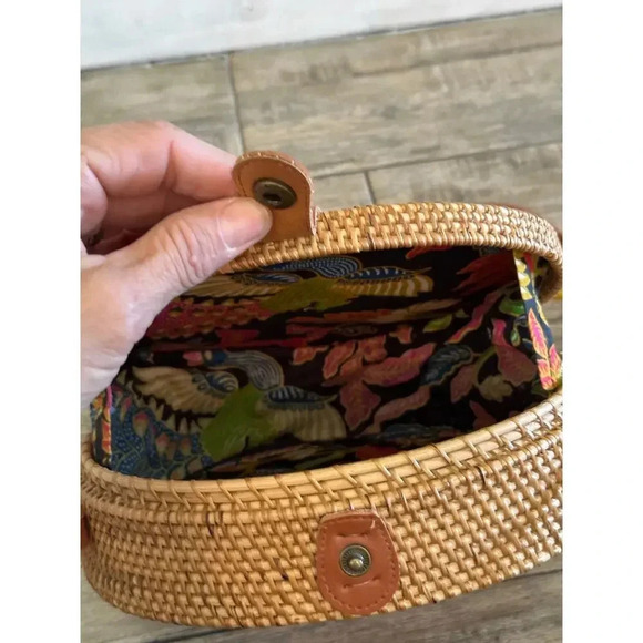 Woven Straw Round Clip Closure Crossbody Summer Beach Rattan Bags - Picture 6 of 8
